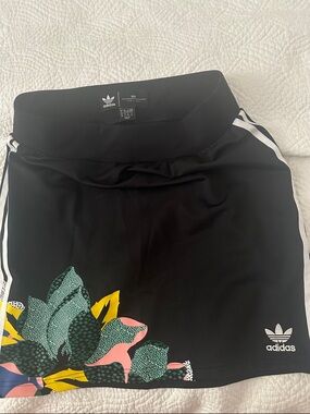 Woman’s adidas Black  Floral Athletic Skirt M